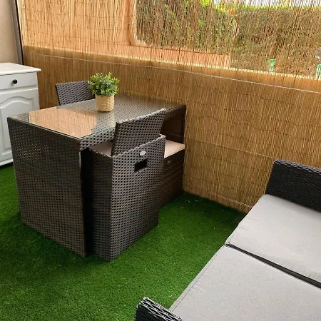 Apartment Chaleureux Face Au Port Sta Lucia, A Pieds, Wifi