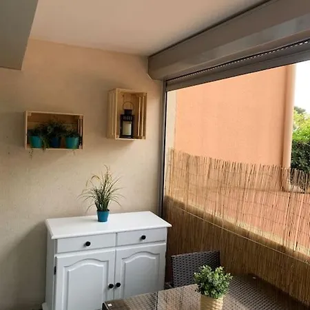 Apartment Chaleureux Face Au Port Sta Lucia, A Pieds, Wifi
