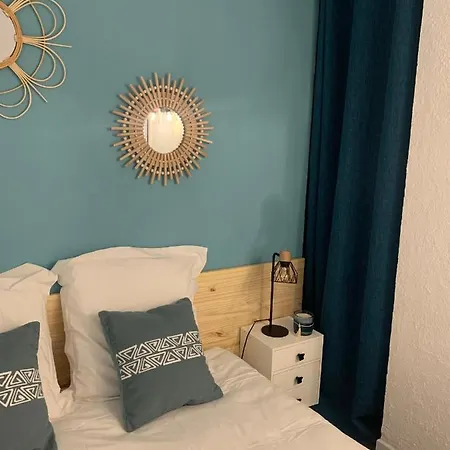 Apartment Chaleureux Face Au Port Sta Lucia, A Pieds, Wifi *