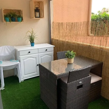 Apartment Chaleureux Face Au Port Sta Lucia, A Pieds, Wifi *