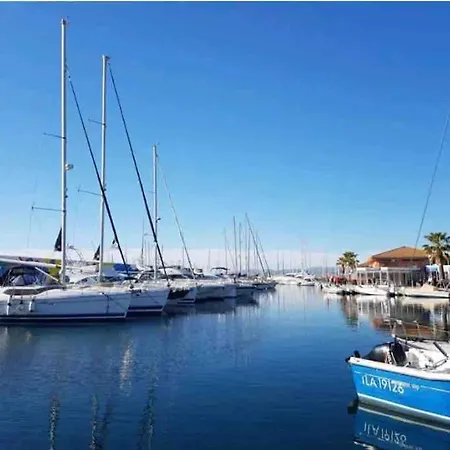 Apartment Chaleureux Face Au Port Sta Lucia, A Pieds, Wifi *